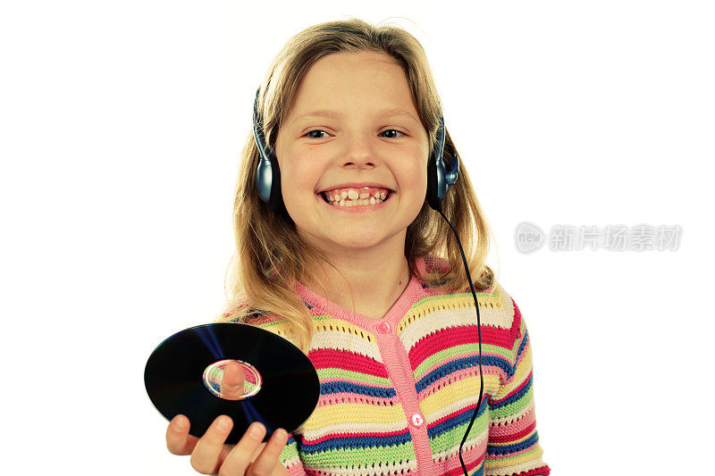 快乐的女孩听着音乐
