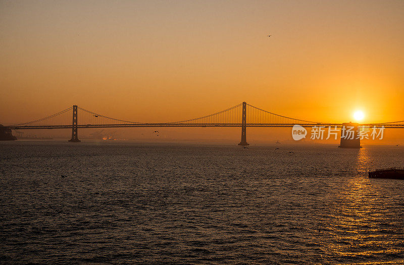 加州海湾大桥上的日出