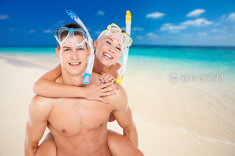 微笑的沙滩情侣