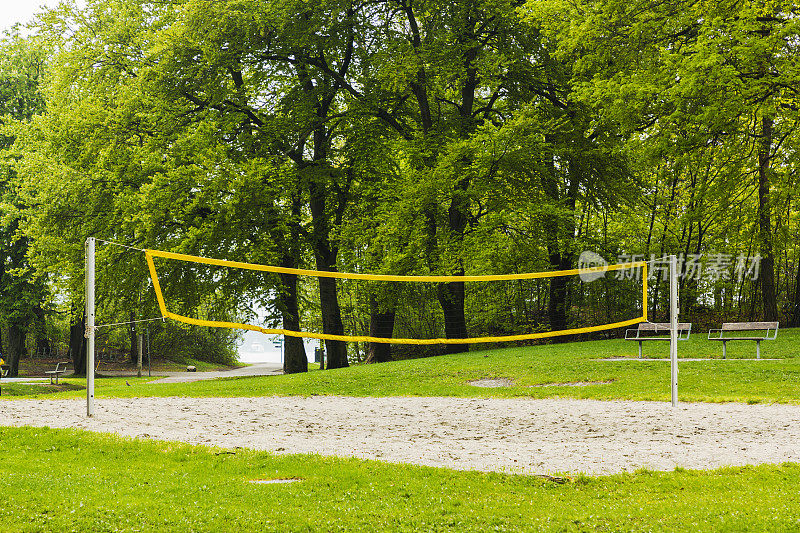初夏公园用黄沙排网。