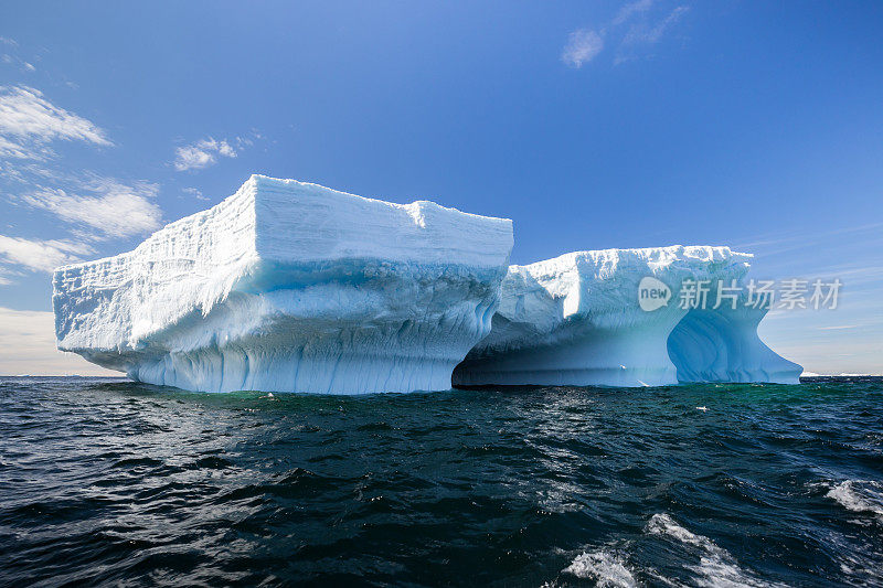 难以置信的巨大平台式冰山漂浮在黑暗的南极水域