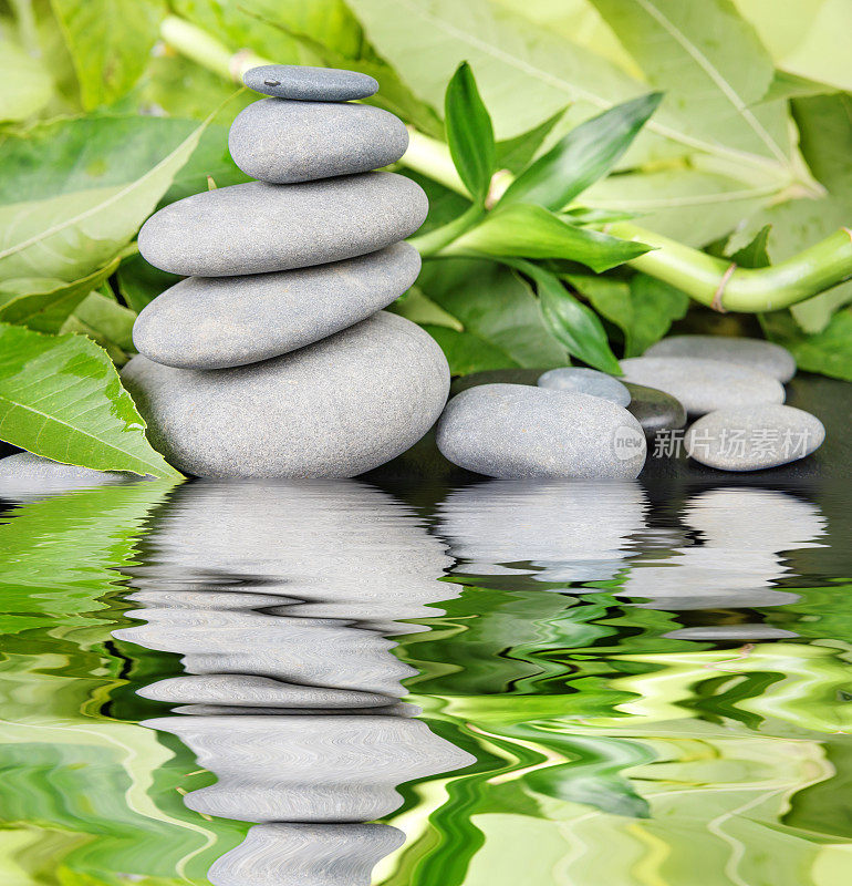 温泉概念与禅宗石和竹反映在水中