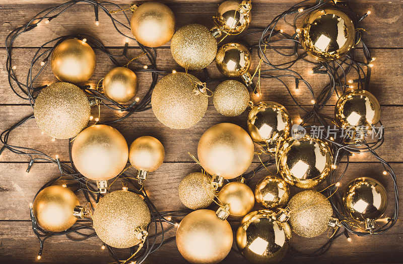 金色圣诞球和其他圣诞装饰品