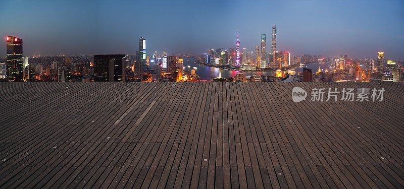 空木地板与城市地标建筑背景在上海外滩全景天际线鸟瞰图