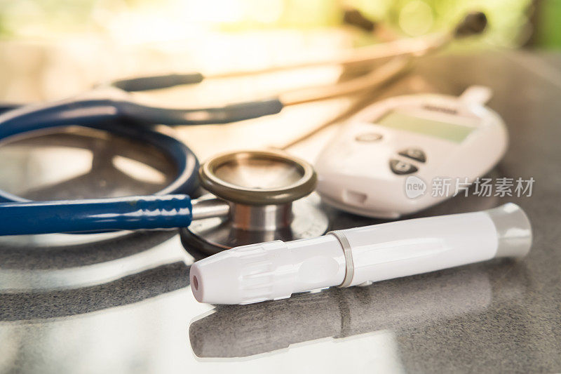 听诊器和血糖仪，手术刀放在木桌上。医疗保健和体检，糖尿病，血糖，和人的概念。平的。