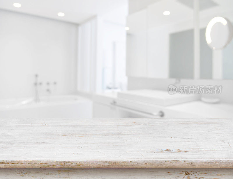 模糊的浴室内部背景与木桌在前面