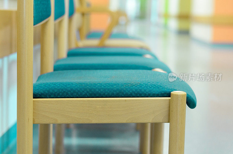 候诊室里的一排椅子