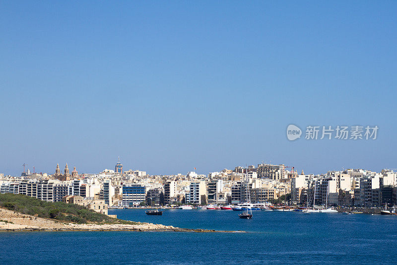 斯利马，马耳他:从水中看到的现代天际线