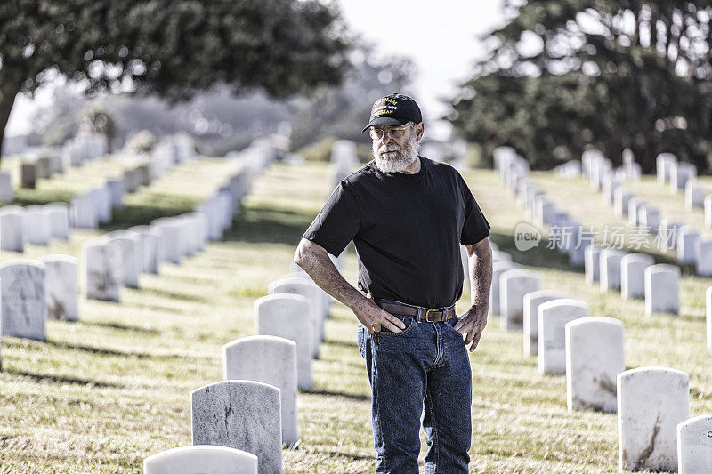 越战期间，美国海军老兵在瞻仰军人公墓的墓碑
