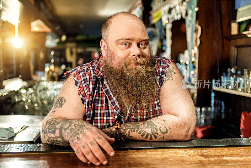 深思熟虑的大胡子男人在酒吧等客人