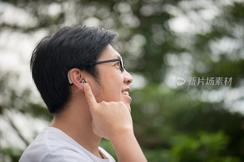 一个耳朵后面戴着助听器的人