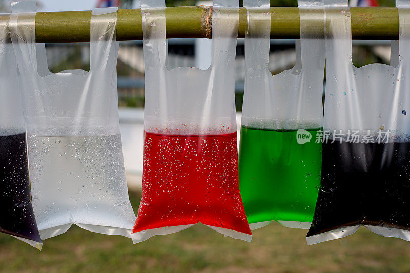 彩色的水里装着塑料袋