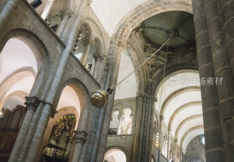 巨大的博塔富米埃罗在西班牙圣地亚哥德孔波斯特拉大教堂摇摆