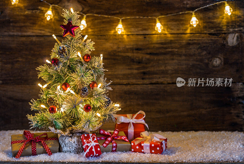 装饰着节日彩灯和礼盒的圣诞树