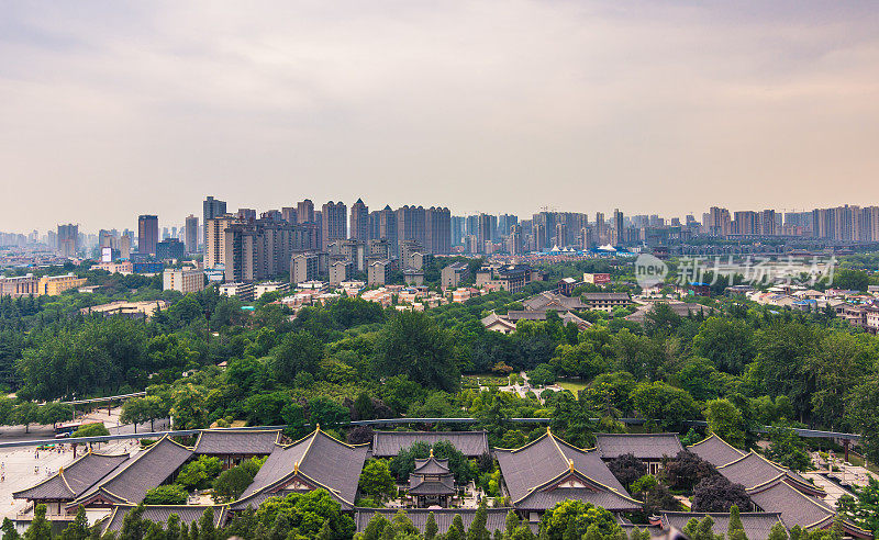 中国西安——2014年7月23日:从大雁塔俯瞰西安全景