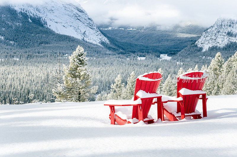 白雪覆盖的红色阿迪朗达克椅子前面的森林山谷