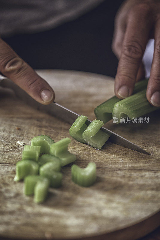 在切菜板上切新鲜芹菜