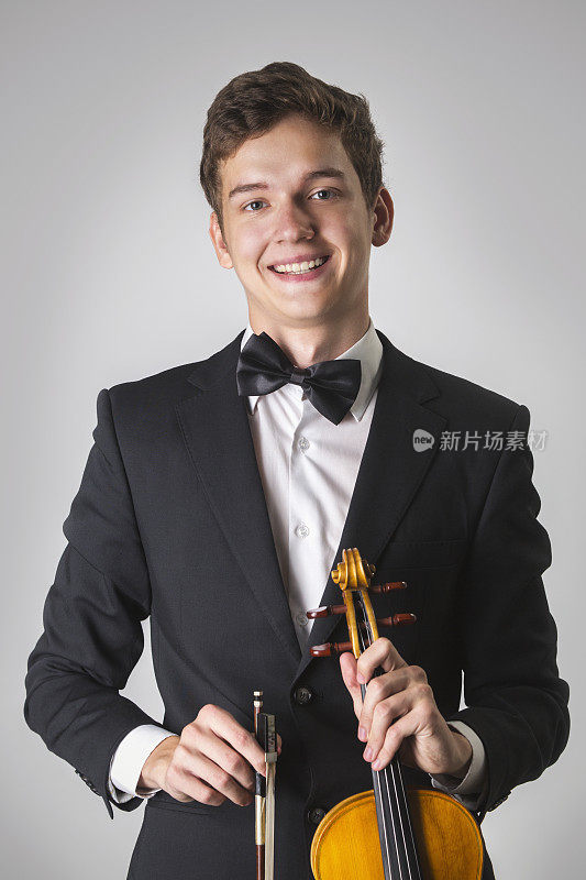 一个年轻小提琴家音乐家的肖像