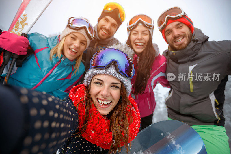 一群朋友在雪地上玩，自拍