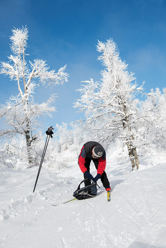 年长男子越野滑雪在欧洲阿尔卑斯山