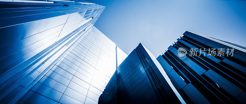 下面是蓝天映衬下的现代摩天大楼