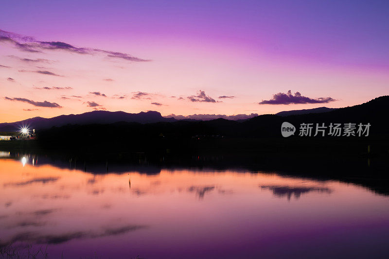 《湖上的日落》。湖倒映着晚霞，清莱星哈公园的黄昏天空异常生动