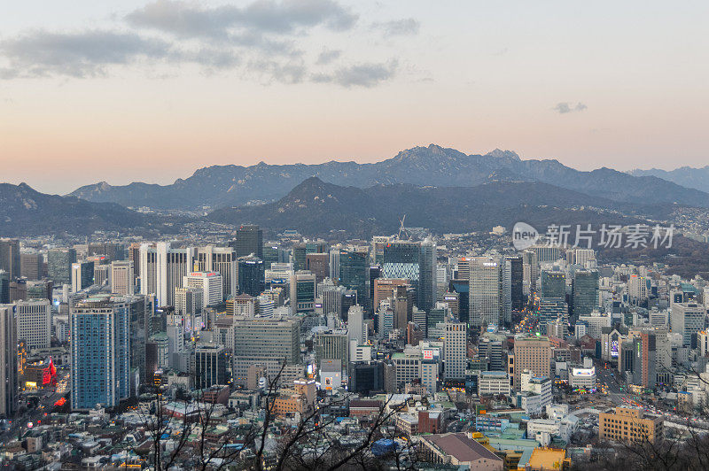 日落时的首尔城市景观和城市天际线