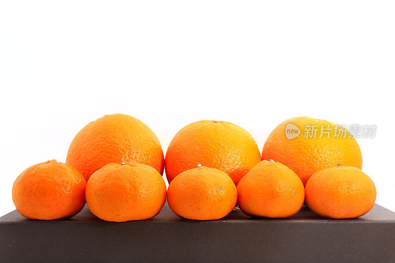 一组小的和大的橘子或柑桔孤立在白色