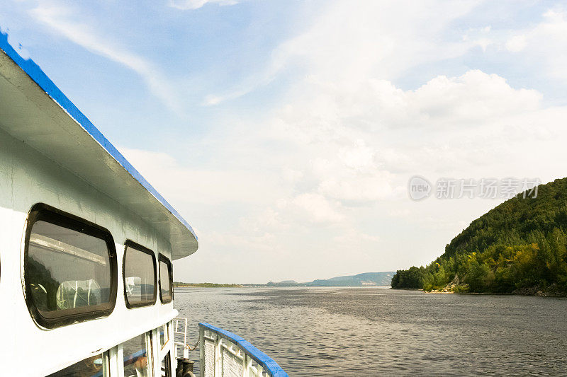部分汽船，漂浮在伏尔加河和美丽的阴天在夏天的白天。