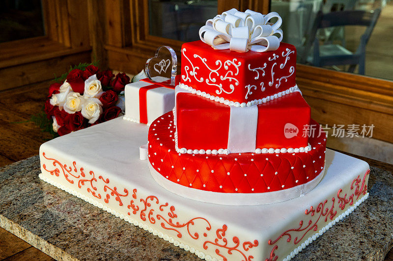 餐桌上的婚礼蛋糕-红色