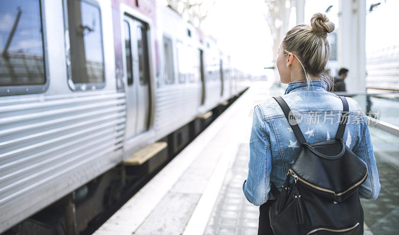 女旅行者背包在火车站