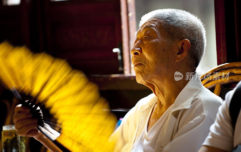 老人在传统茶馆欣赏川剧