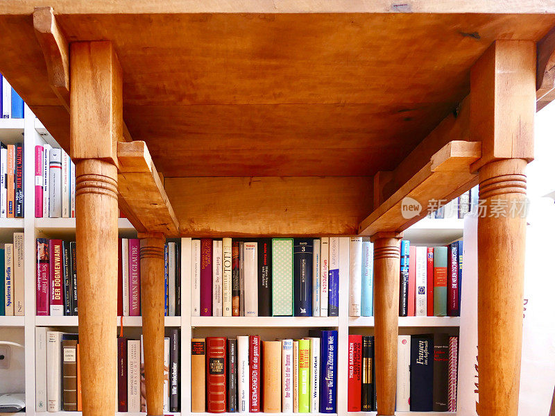 桌子下面:在书架上看