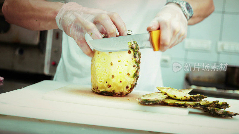 用菜刀削菠萝皮