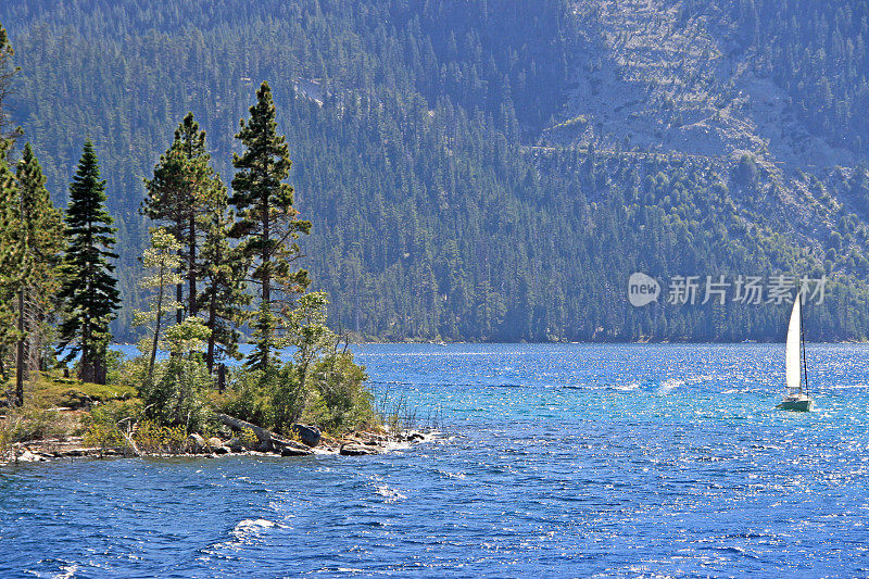 南太浩湖水晶蓝色的水加利福尼亚山脉