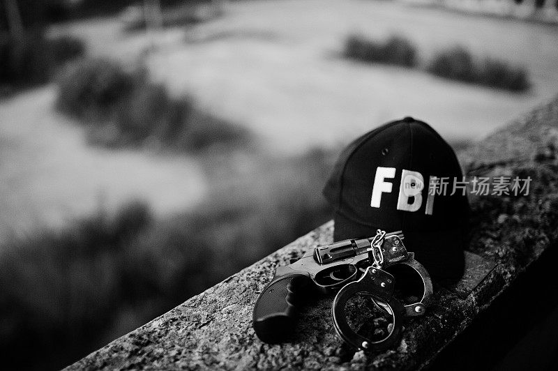 FBI戴着左轮手枪和手铐的帽子。