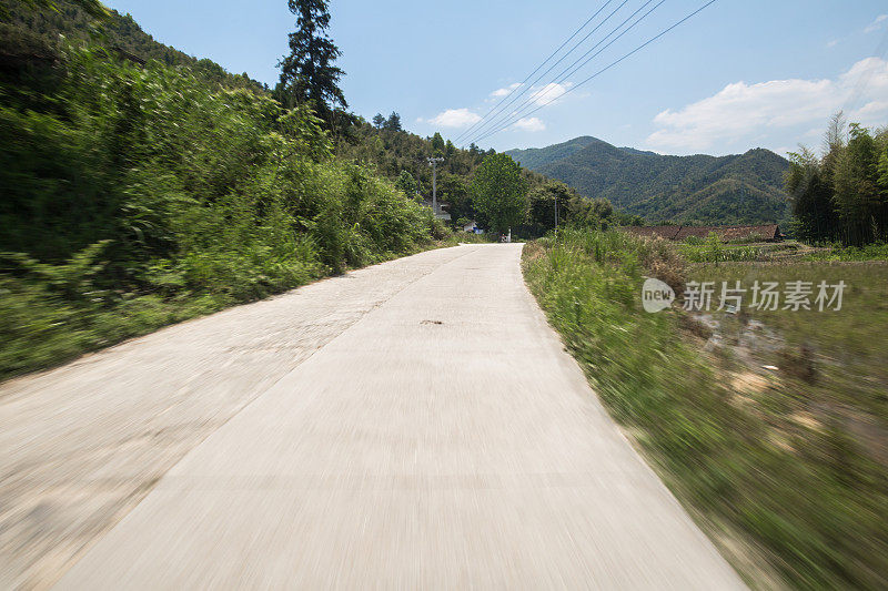 阳光灿烂的日子里的水泥路