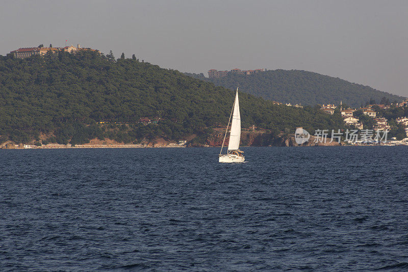 在土耳其伊斯坦布尔马尔马拉海王子群岛地平线上航行的游艇