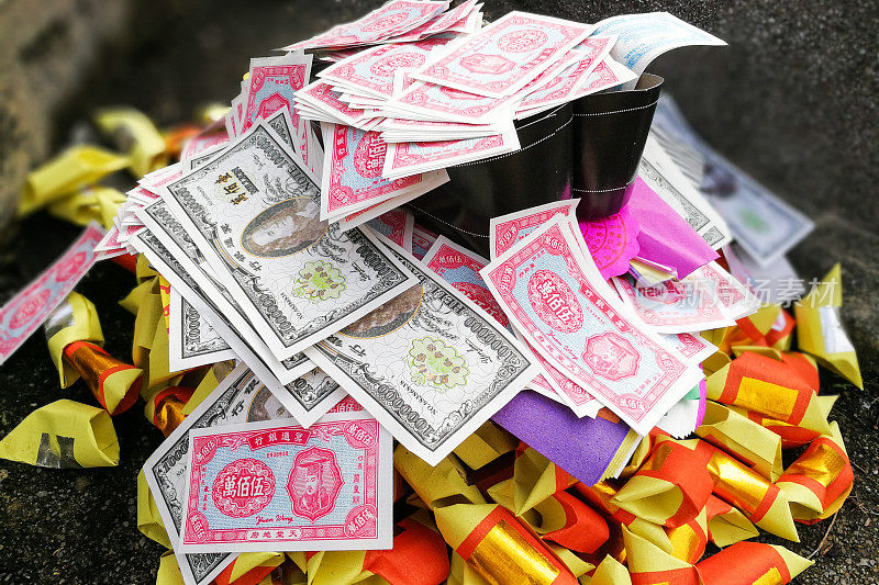 中国道教的传统是给祖先烧纸钱和黄金