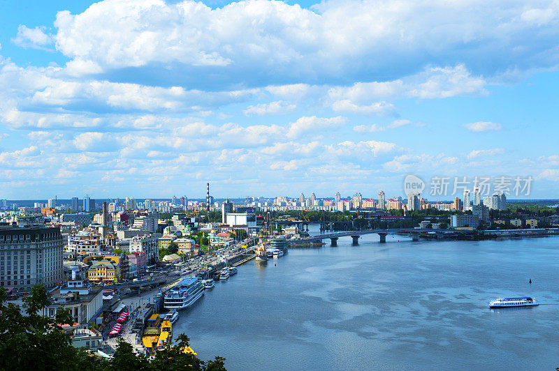 从乌克兰第聂伯河上的观察点俯瞰基辅