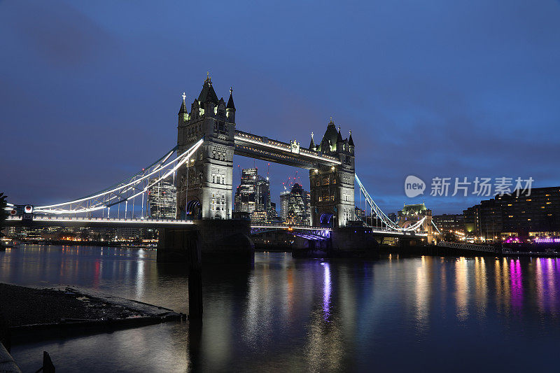 伦敦塔桥黄昏日出的风景