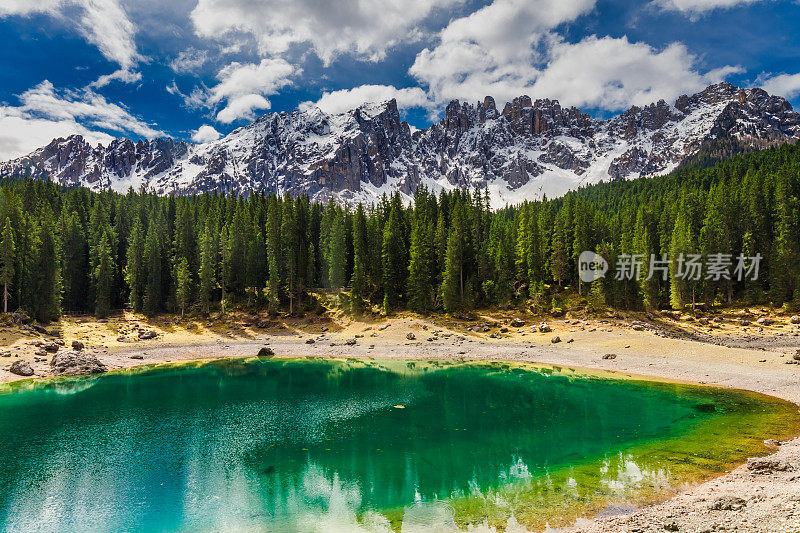 绿山Carezza湖在Dolomites，意大利，欧洲
