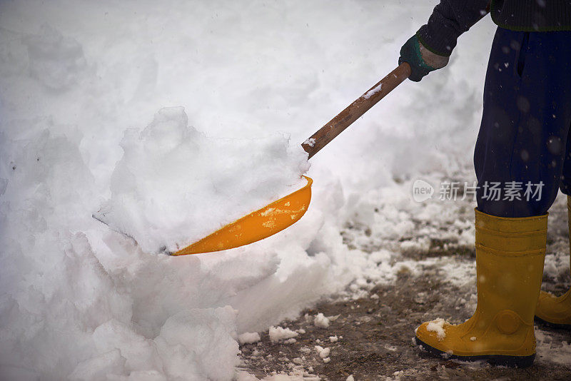 用铲子铲雪