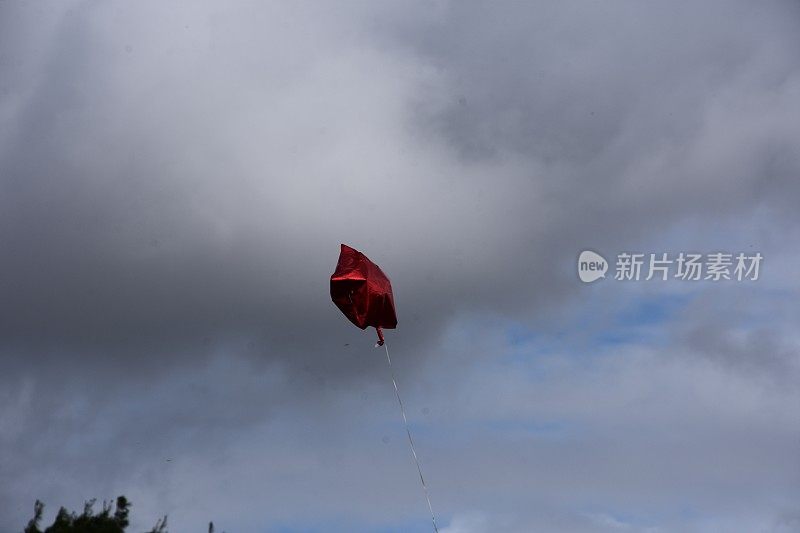 空中的氦气球