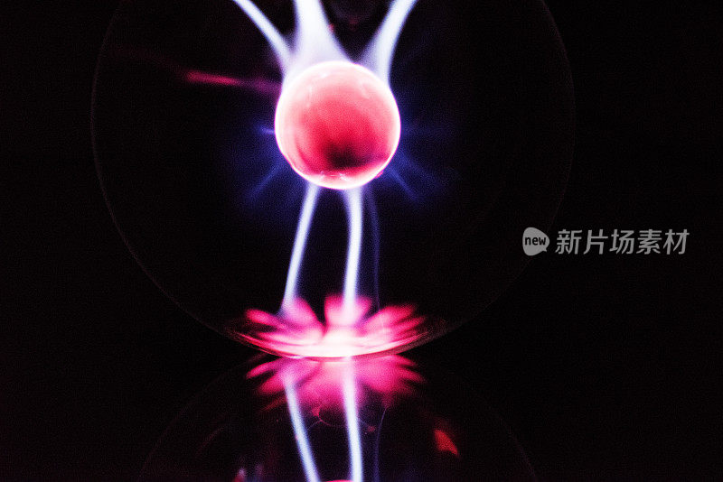 电力火球。电磁波的抽象照片。