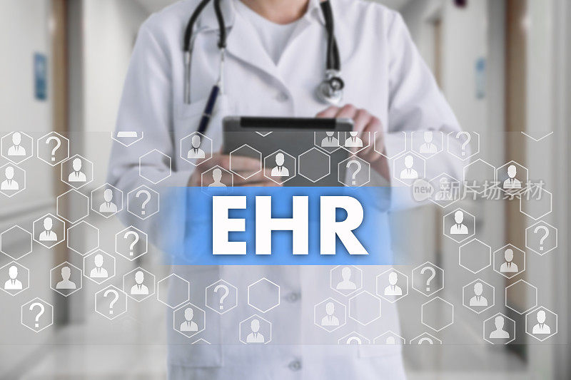 电子健康记录。电子病历触摸屏上的药品图标背景模糊医生在医院。创新治疗，服务，数据分析健康。医疗保健概念电子健康记录，EHR