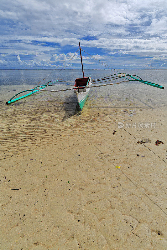 巴郎盖或邦加船搁浅在海滩上。蓬Ballo-Sipalay-Philippines。0305