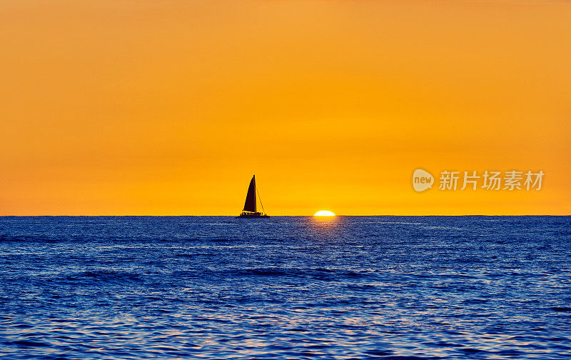 夏威夷日落时的帆船航行