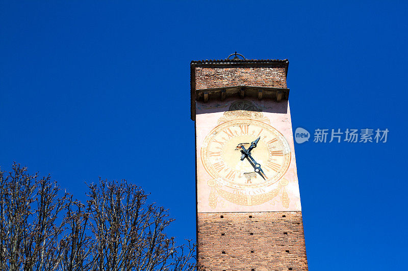 意大利帕维亚:中世纪钟楼，充满活力的蓝天