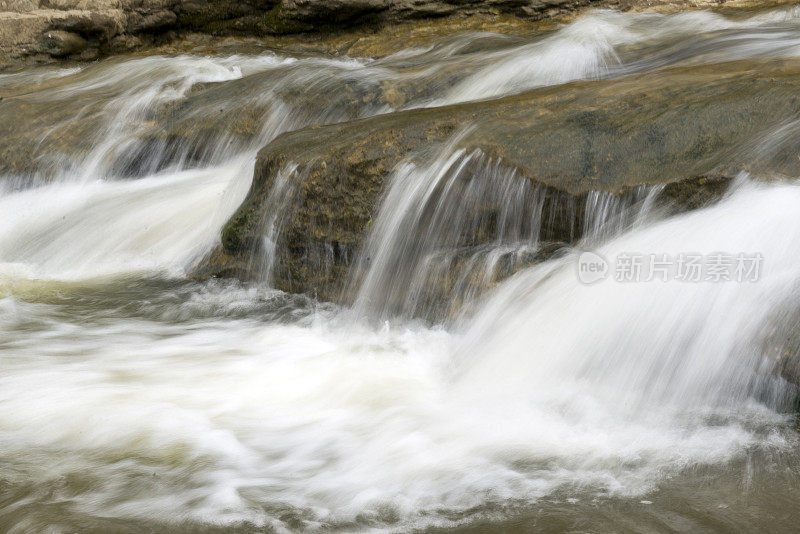 山上的河水有激流，水流过石滩，水流过，小溪过